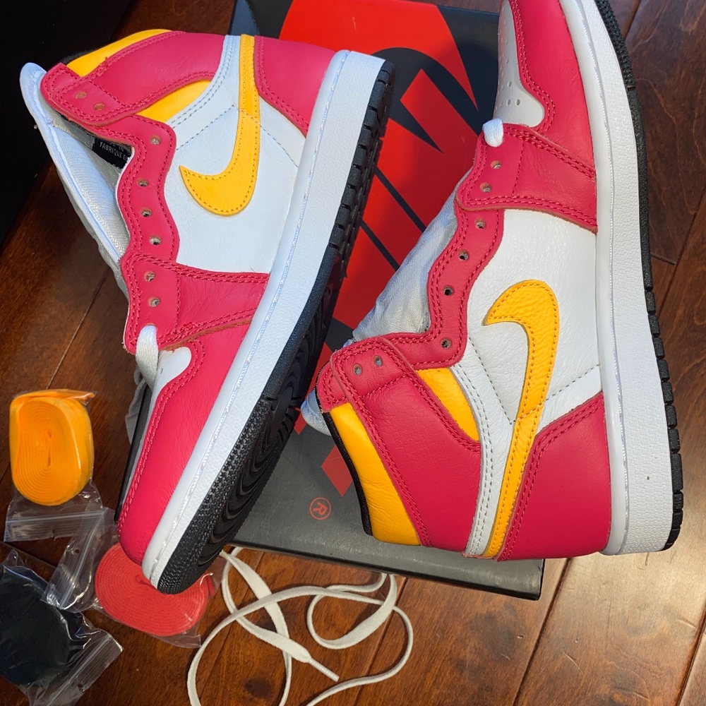 Jordan 1 Retro High OG Light Fusion Red